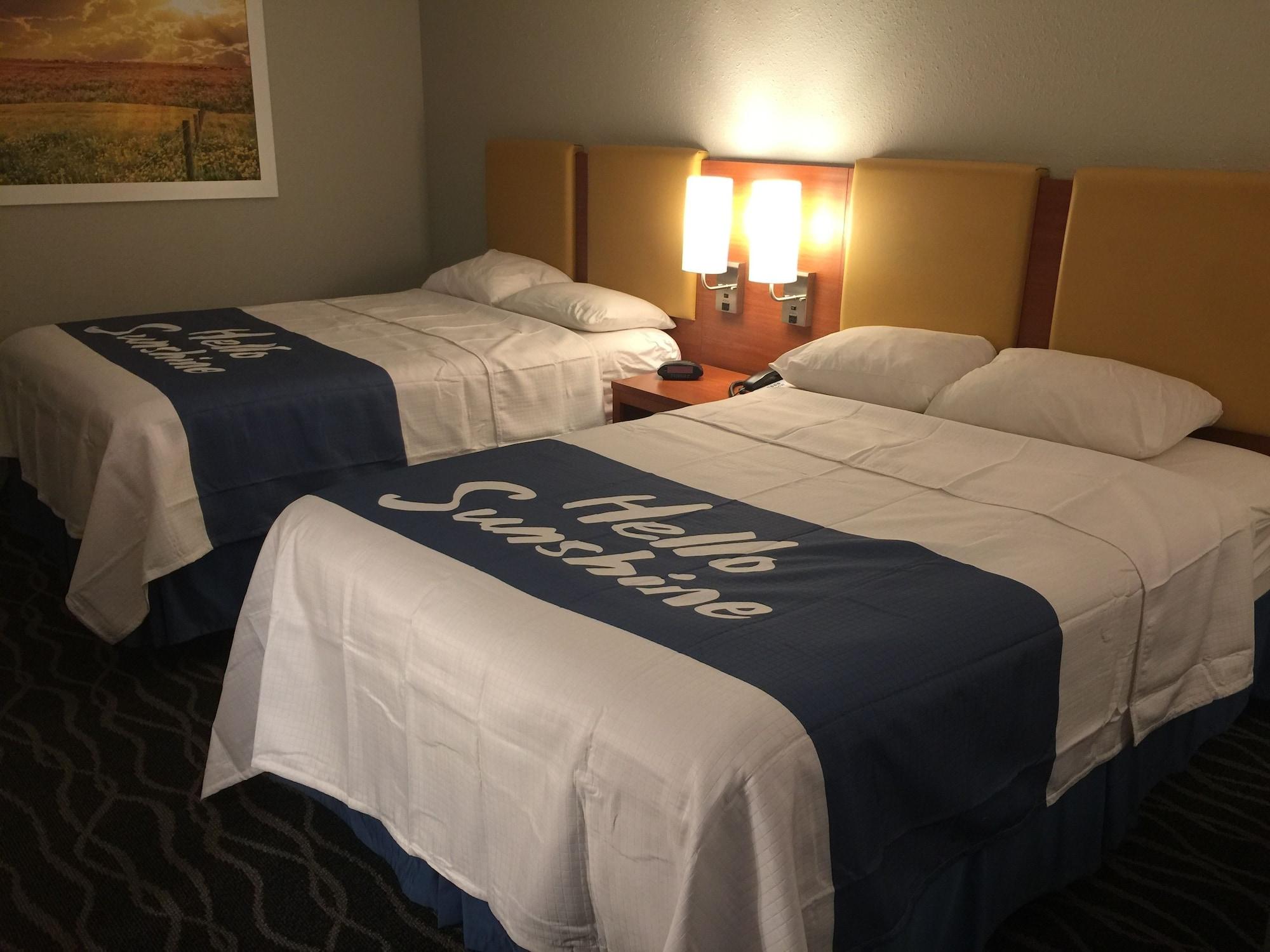 Days Inn & Suites By Wyndham Cincinnati North Springdale Eksteriør bilde