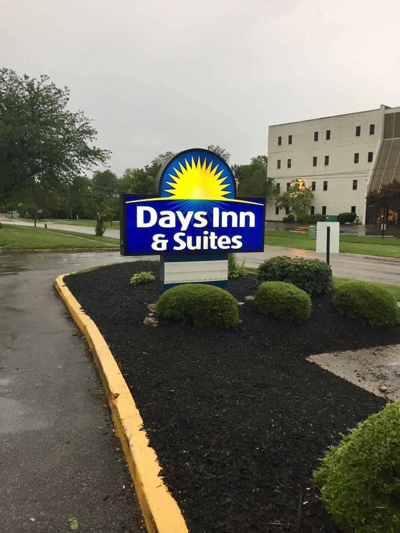 Days Inn & Suites By Wyndham Cincinnati North Springdale Eksteriør bilde